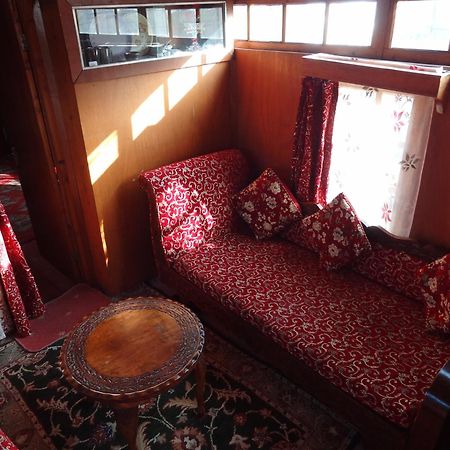 Houseboat Moon Of Kashmir Otel Srīnagar Oda fotoğraf