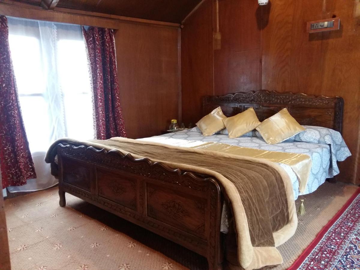 Houseboat Moon Of Kashmir Otel Srīnagar Dış mekan fotoğraf