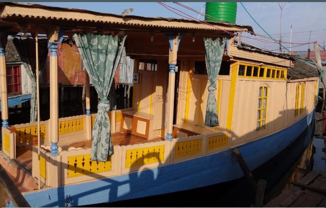 Houseboat Moon Of Kashmir Otel Srīnagar Dış mekan fotoğraf