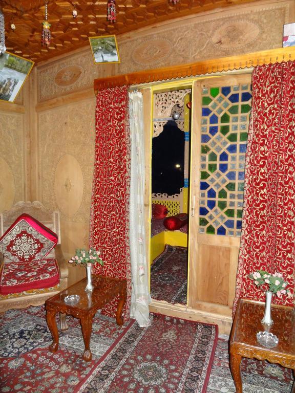 Houseboat Moon Of Kashmir Otel Srīnagar Dış mekan fotoğraf