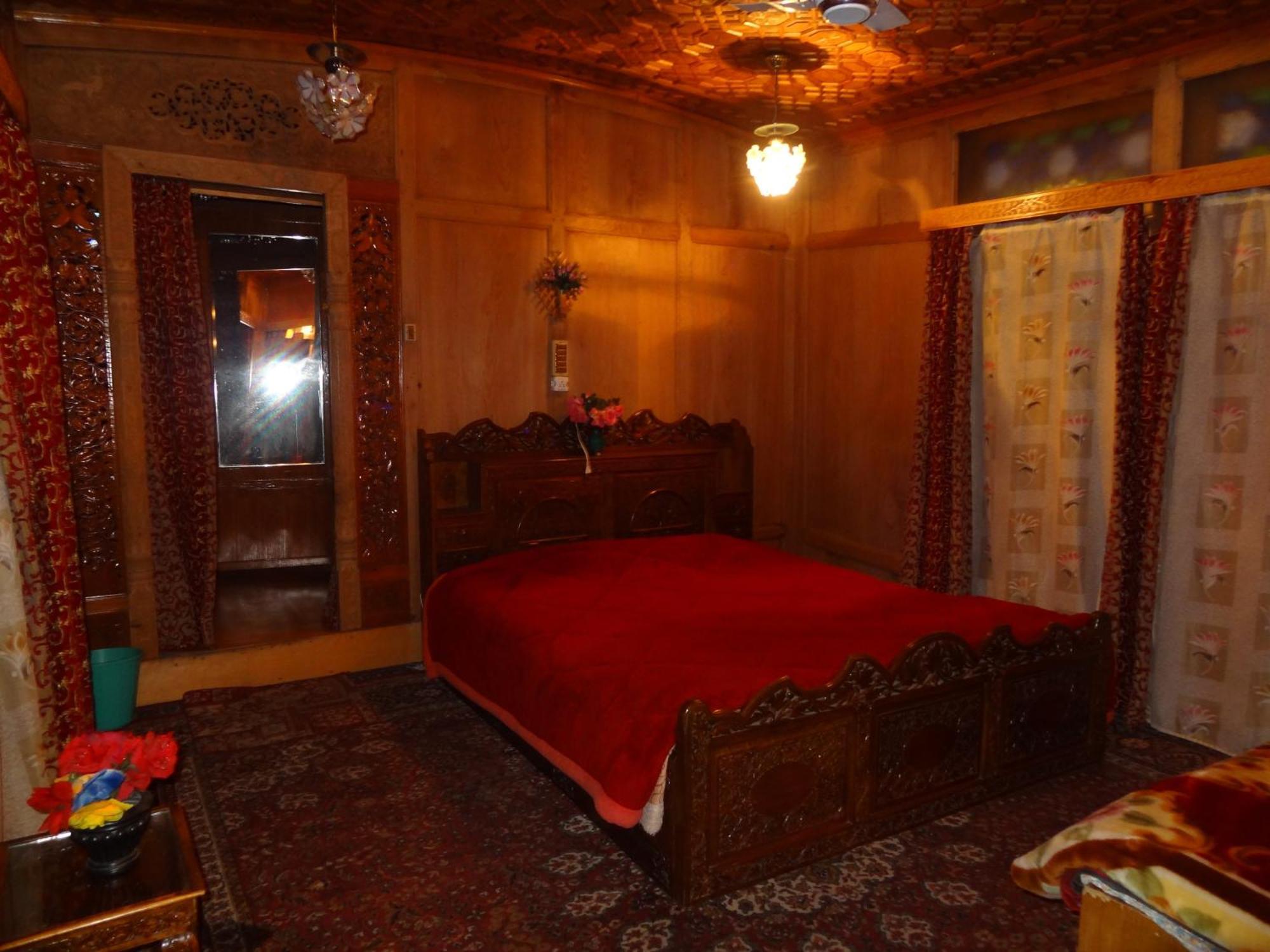 Houseboat Moon Of Kashmir Otel Srīnagar Oda fotoğraf