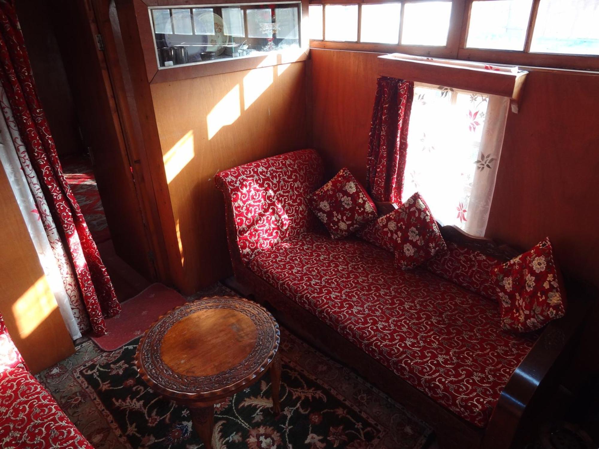 Houseboat Moon Of Kashmir Otel Srīnagar Oda fotoğraf