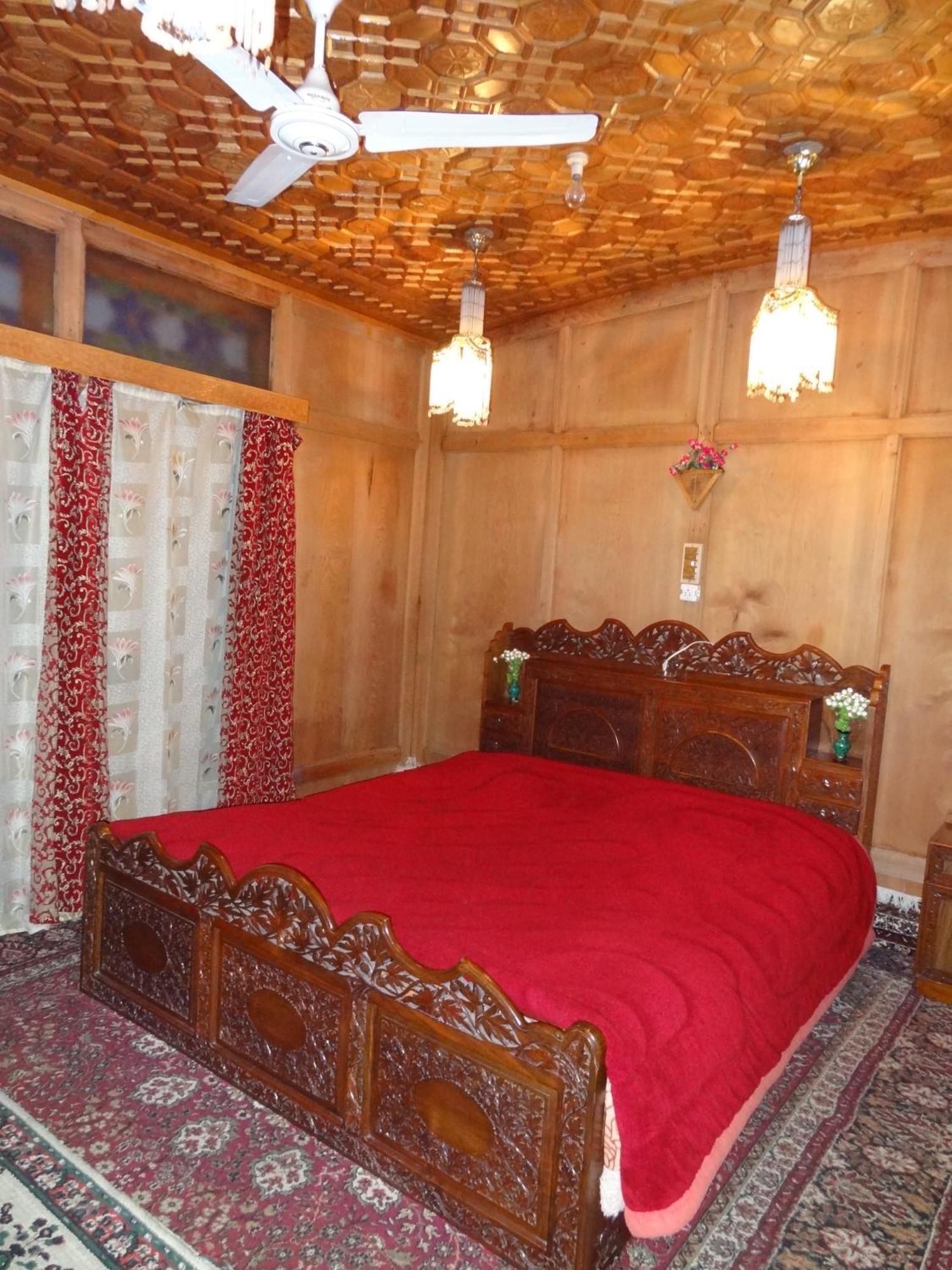 Houseboat Moon Of Kashmir Otel Srīnagar Oda fotoğraf