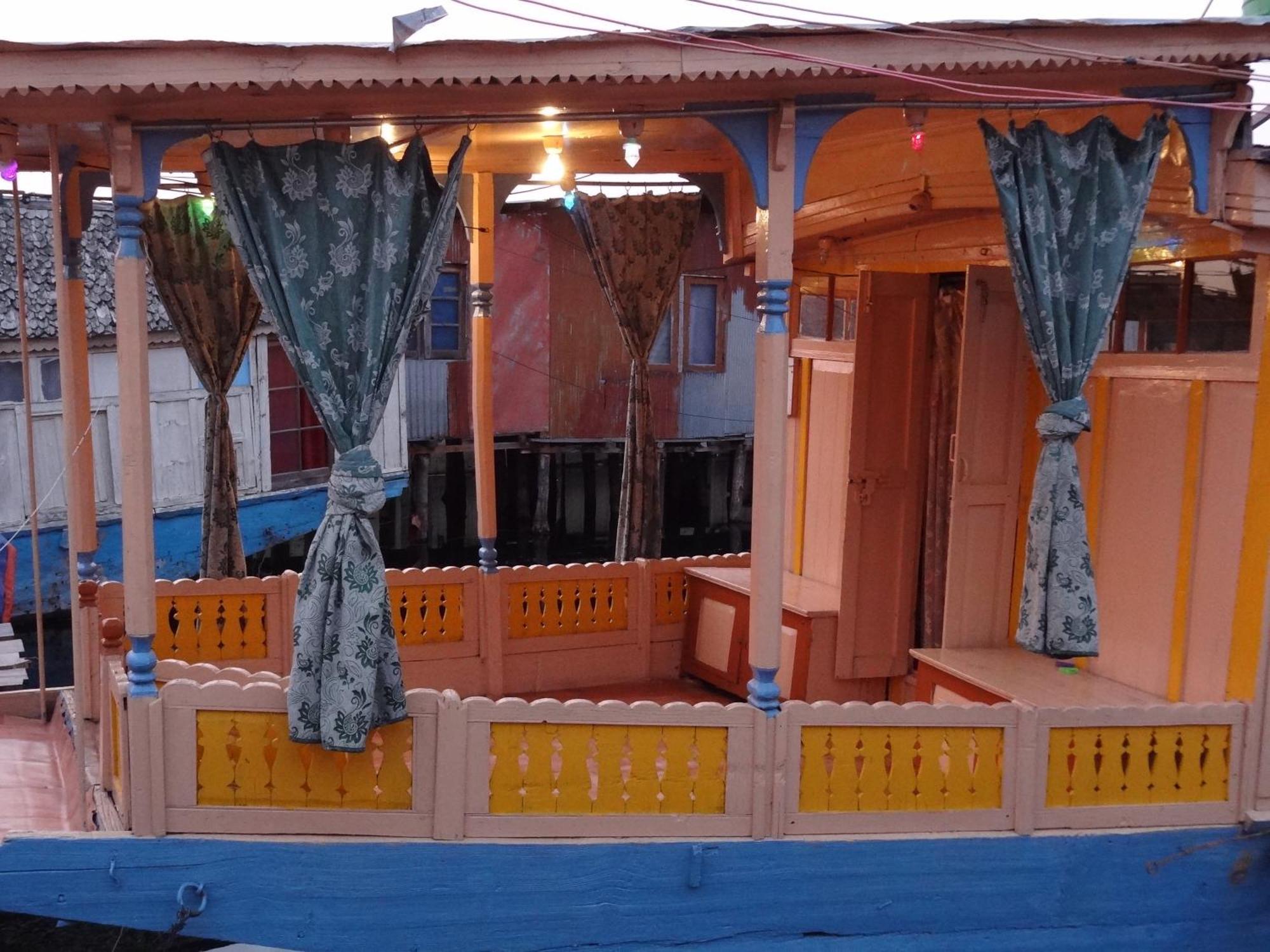 Houseboat Moon Of Kashmir Otel Srīnagar Oda fotoğraf