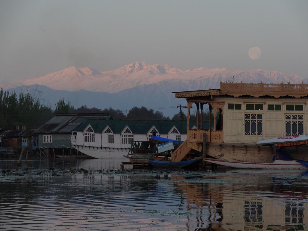 Houseboat Moon Of Kashmir Otel Srīnagar Dış mekan fotoğraf