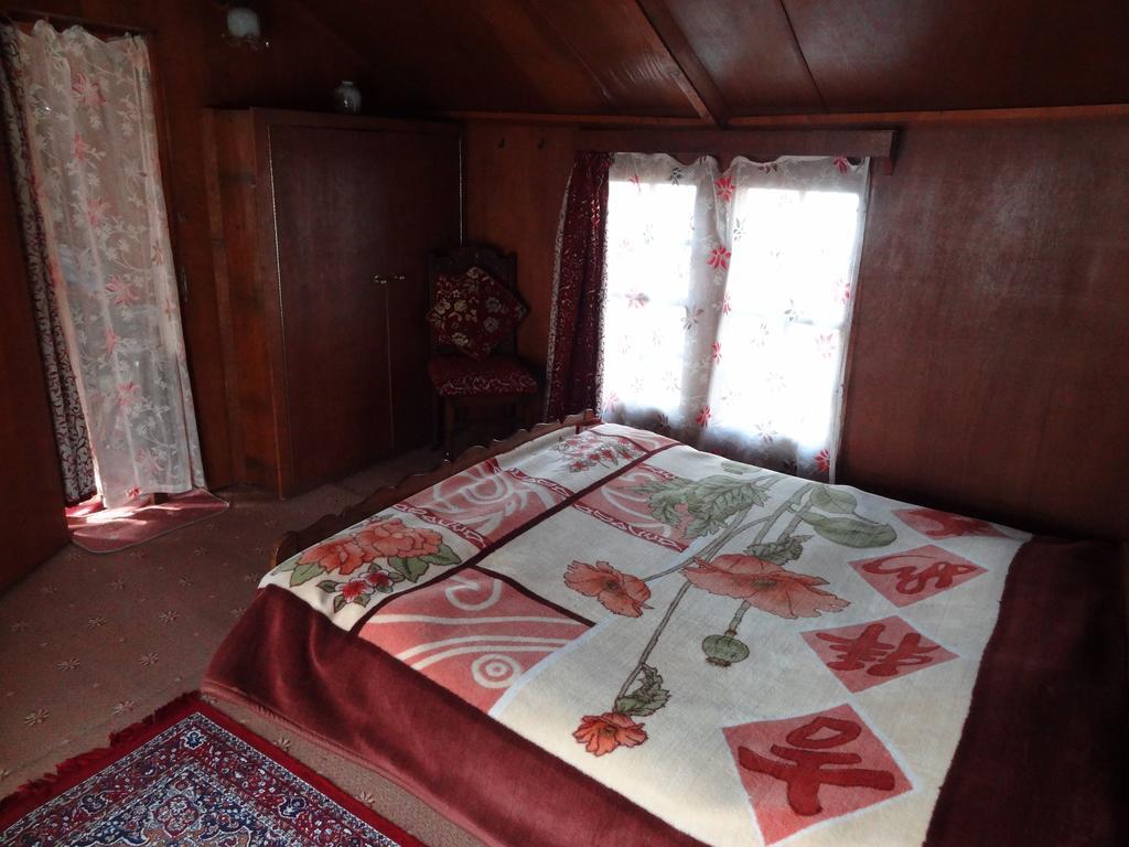 Houseboat Moon Of Kashmir Otel Srīnagar Oda fotoğraf