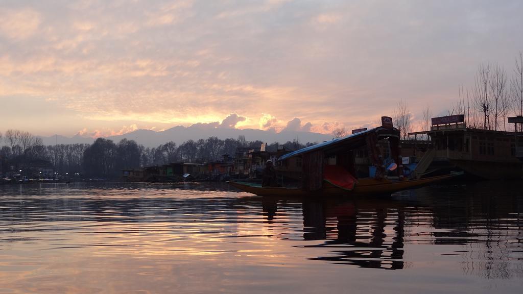 Houseboat Moon Of Kashmir Otel Srīnagar Dış mekan fotoğraf