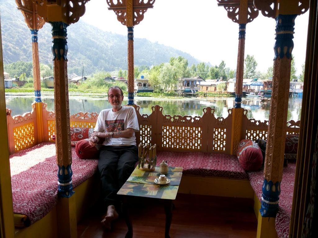 Houseboat Moon Of Kashmir Otel Srīnagar Dış mekan fotoğraf