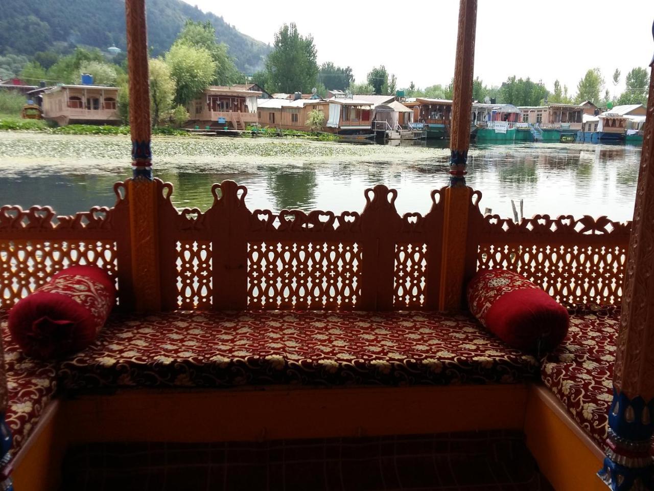 Houseboat Moon Of Kashmir Otel Srīnagar Dış mekan fotoğraf